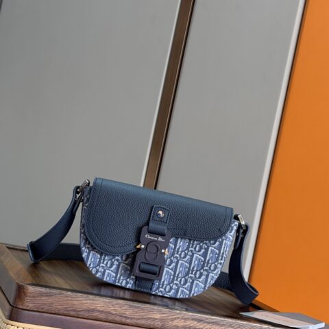 dior迪奥马鞍信使包翻盖型号：93366浅蓝布