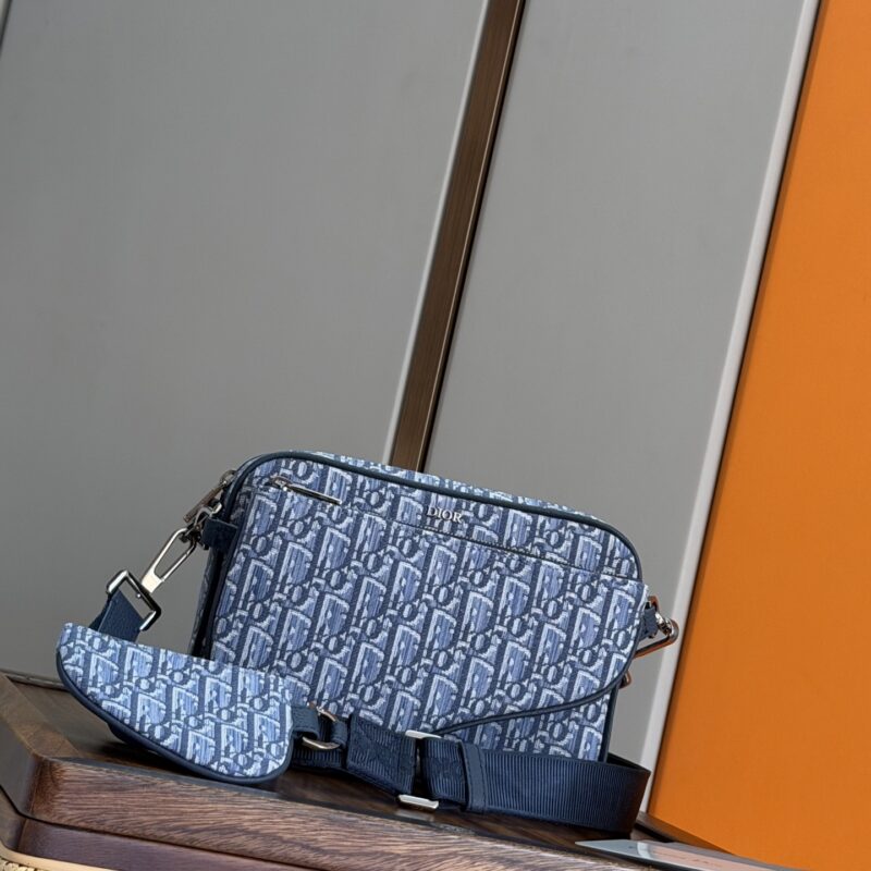 dior迪奥马鞍三件套手袋采用蓝色Oblique 印花编号: 93376 浅蓝色