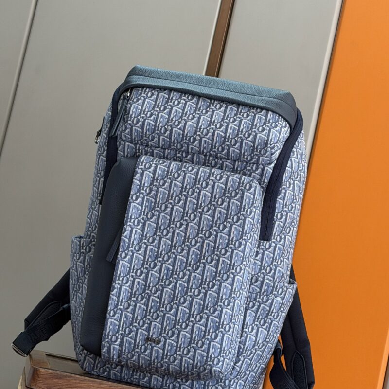 dior迪奥Rider Soft 拉链双肩背包是二零二五秋季男装系列新品型号:93922 浅蓝布