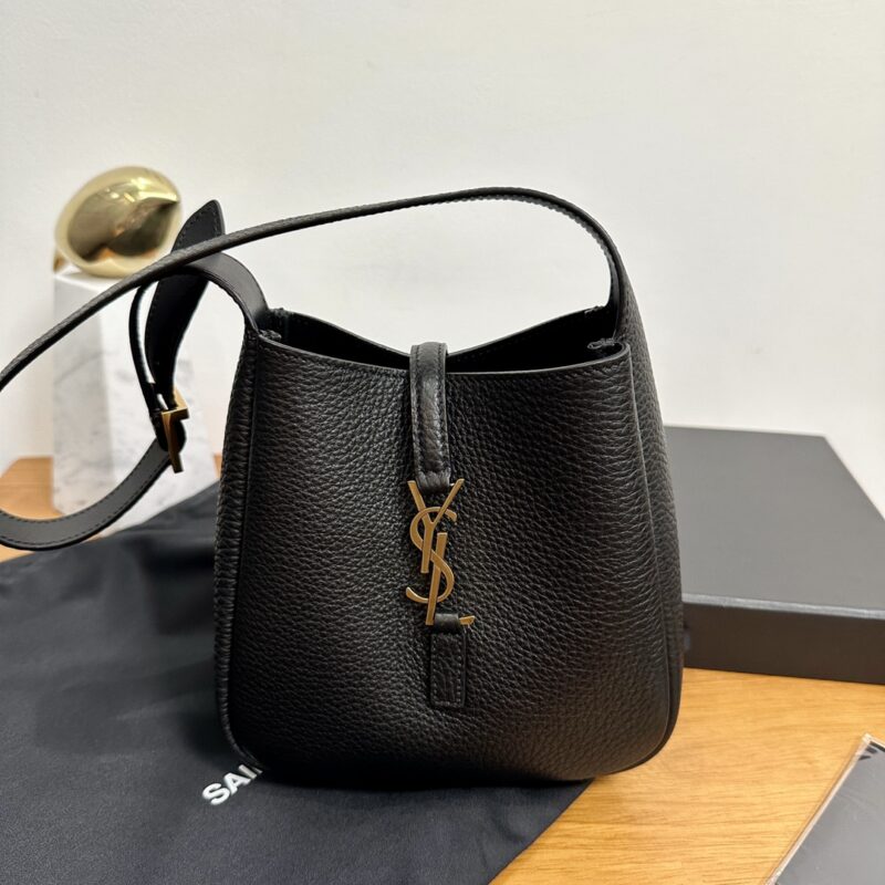 YSL 𝗟𝗘𝟱 À 𝟳 𝗕𝗔𝗕𝗬柔软粒面皮革手袋 款号:809461
