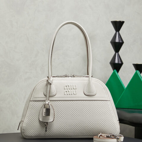 MIUMIU 新品爆款Vivant保龄球包 型号:5BB199 冲孔棕色
