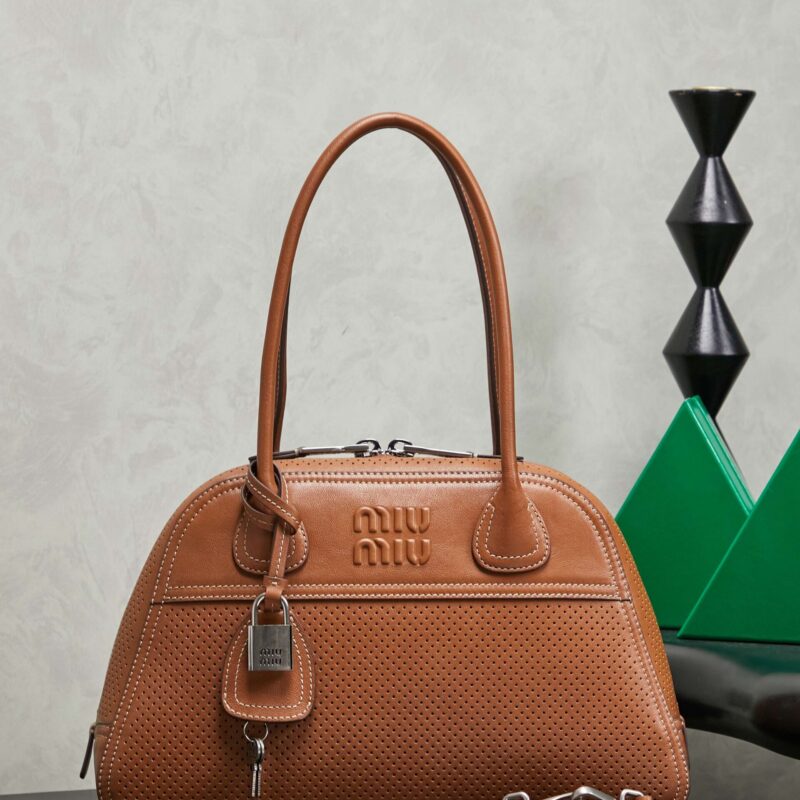 MIUMIU 新品爆款Vivant保龄球包 型号:5BB199冲孔棕色