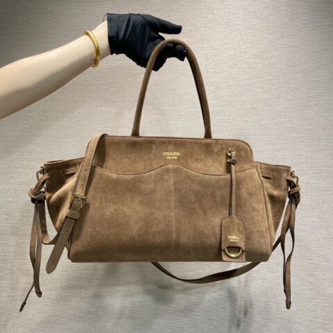 PRADA 新款手提包🎉1BG650