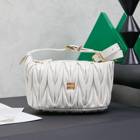 MIUMIU 新品迷你饭盒包 5NE026