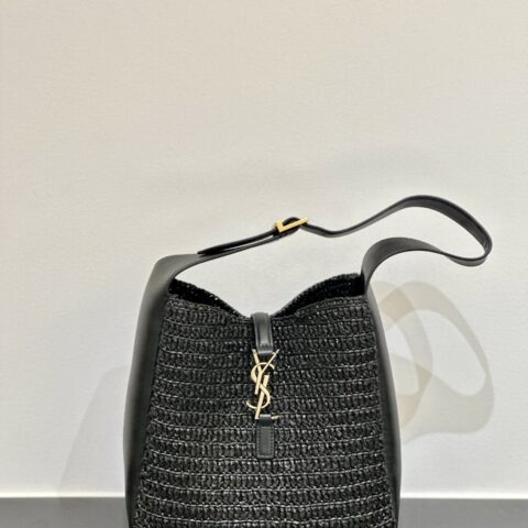 YSL 𝗟𝗘 𝟱𝗔𝟳 水桶𝗵𝗼𝗯𝗼草编 款号：823812黑色