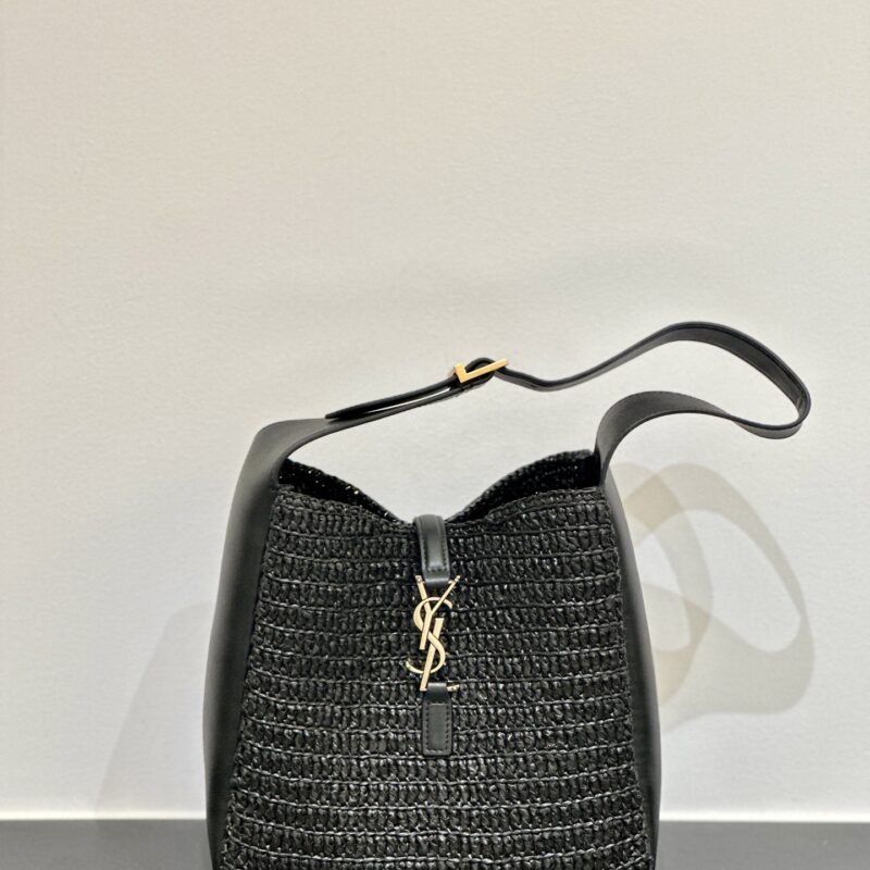 YSL 𝗟𝗘 𝟱𝗔𝟳 水桶𝗵𝗼𝗯𝗼草编 款号:823812黑色