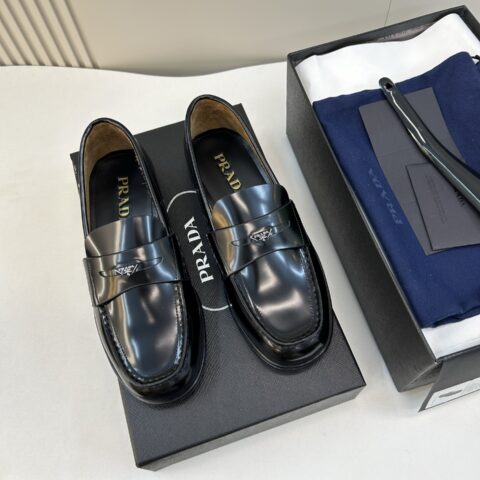 PRADA 时尚正装皮底