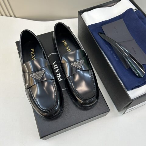 PRADA 时尚正装皮底