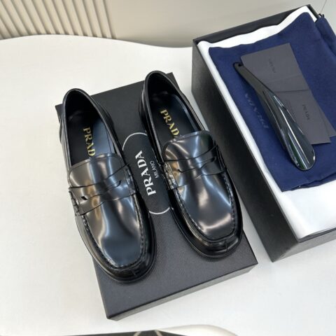 PRADA 时尚正装皮底