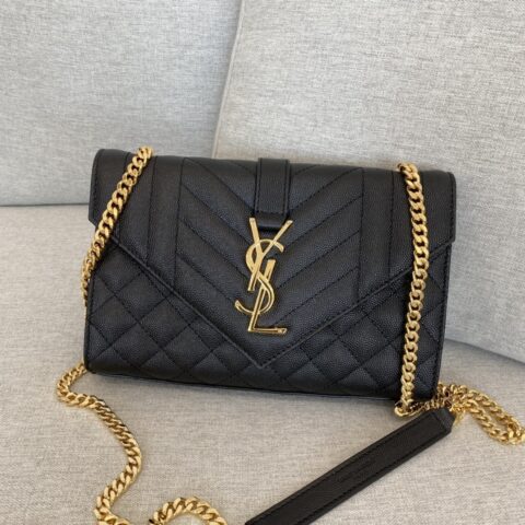 YSL 小号粒面压花绗缝纹真皮信封包 型号：526286 黑色金扣