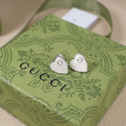 GUCCI 互扣式爱心白色珐琅耳钉