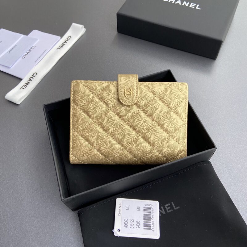 CHANEL 小香護照夾系列 编号:96066 金細球金扣