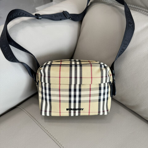 Burberry 最新面料格纹相机包 型号7601