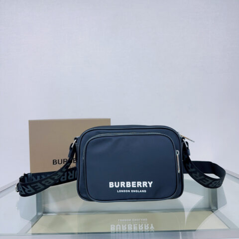 Burberry B家最新款斜背包 型号 0941