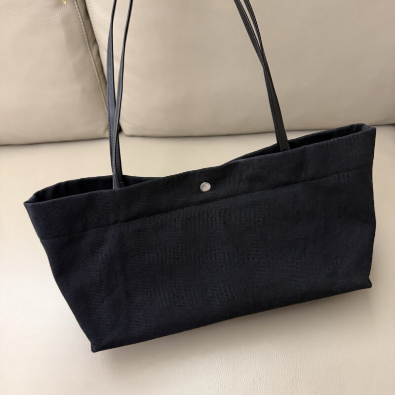 THE ROW Idaho Shoulder Bag 型号:TR1252黑色帆布/黑色马鞍皮
