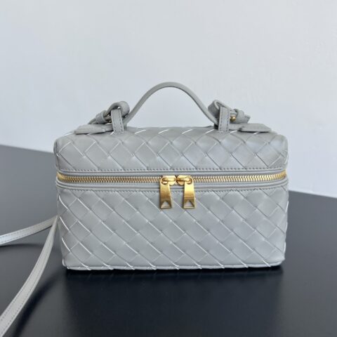 BV Vanity Case 绳带化妆包 789109银灰色
