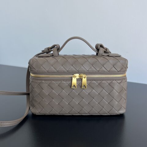 BV  Vanity Case 绳带化妆包 789109松果仁棕