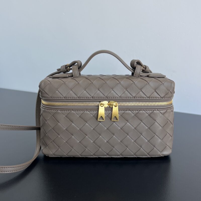 BV  Vanity Case 绳带化妆包 789109松果仁棕