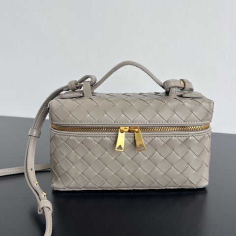 BV  Vanity Case 绳带化妆包 789109石灰色