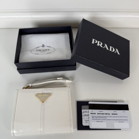 PRADA P家➡️男女通用短款钱包 型号1ML050,白色
