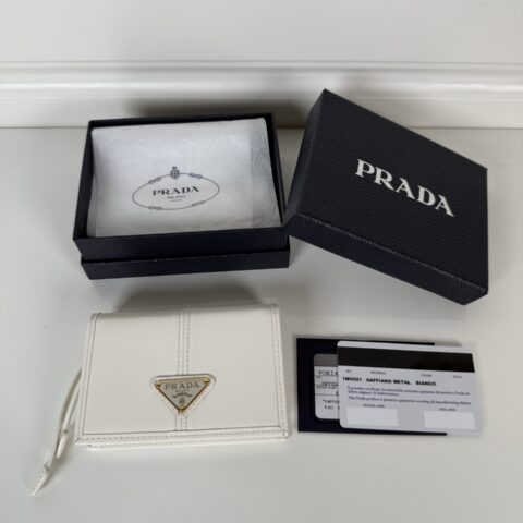 PRADA P家→按扣式开合短夹，男女通用，型号1MV021