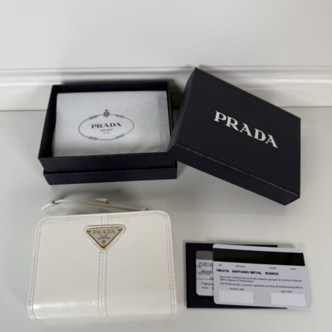 PRADA P家➡️白色油腊牛皮制作短夹，型号1ML018
