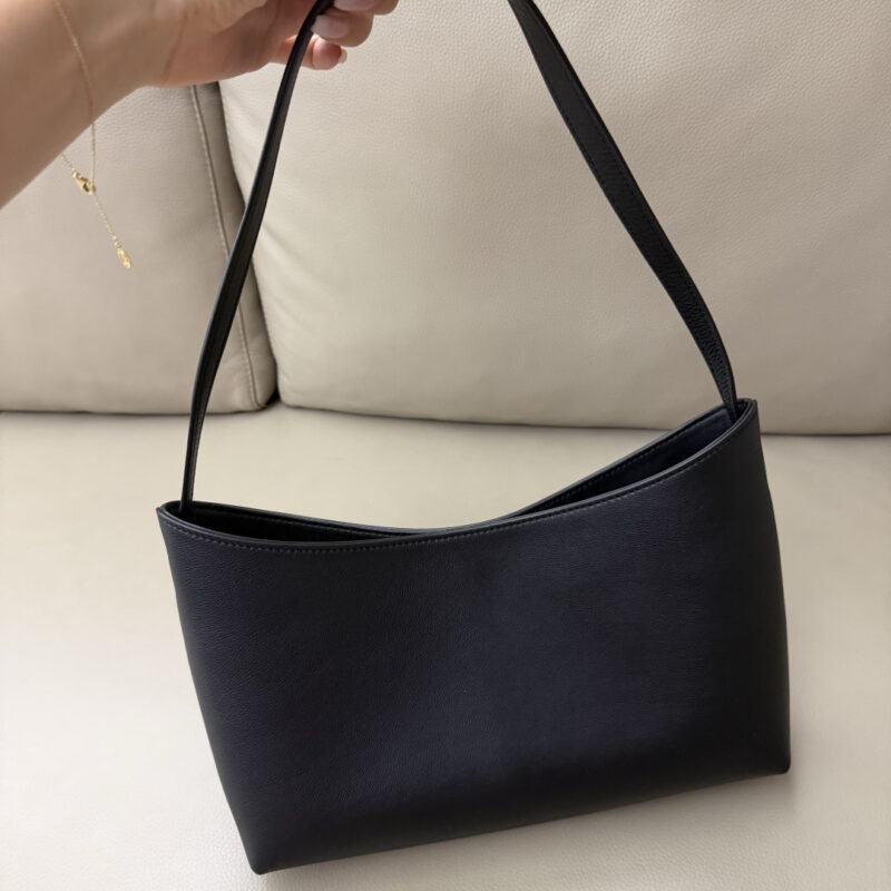 THE ROW Alma Baguette 型号：TR1253黑色