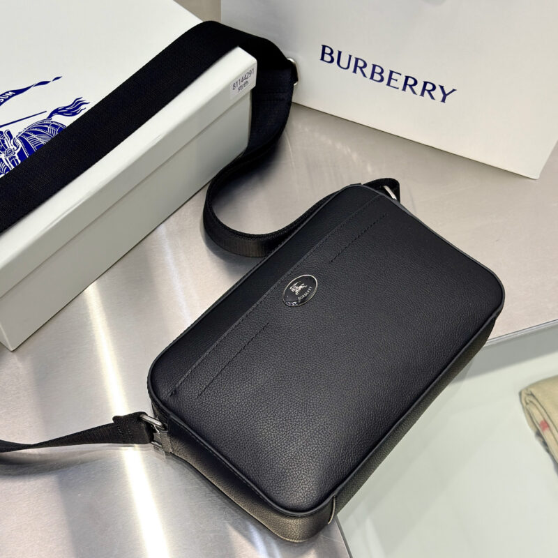 Burberry B家最新骑上印章斜背包 型号4291