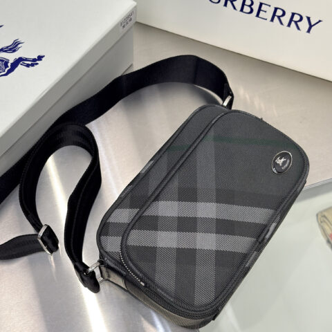 Burberry Grid 斜背包 型号8541