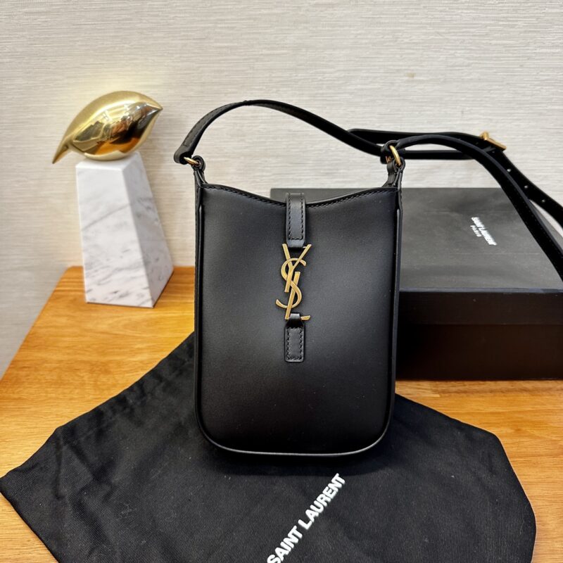 YSL 𝗟𝗘 𝟱 À 𝟳迷你竖款亮面皮革手袋 款号:735214黑色