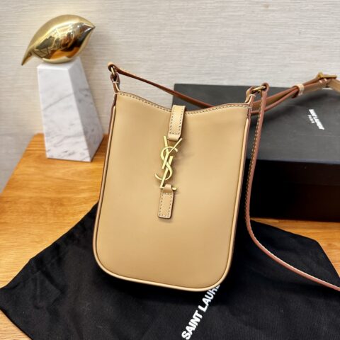 YSL 𝗟𝗘 𝟱 À 𝟳迷你竖款亮面皮革手袋 款号：735214 杏色