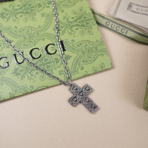 GUCCI 复古做旧十字架项链