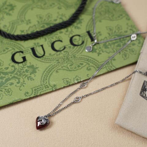 GUCCI 双g草莓吊坠复古银项链