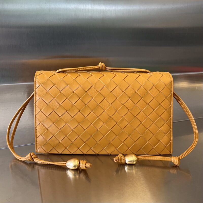 BV TRIO POUCH ON STRAP绳带手拿包  717435金棕色