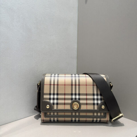 Burberry B家最新斜背包 型号9061