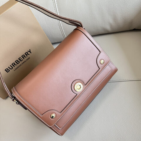 Burberry B家最新纤巧的斜挎包 型号9061