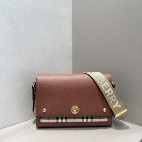 Burberry B家精巧字母宽肩带斜跨包 型号9061