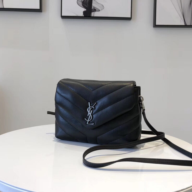 YSL 𝙇𝙤𝙪𝙇𝙤𝙪 𝙔 形挎包 𝟮𝟬𝙘𝙢 298715 黑色银扣