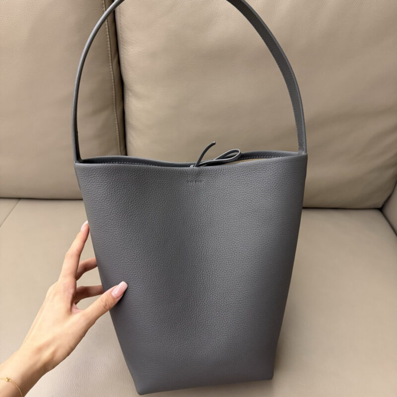 THE ROW 中号 N/S Park水桶包 型号:TR1101 碳灰色