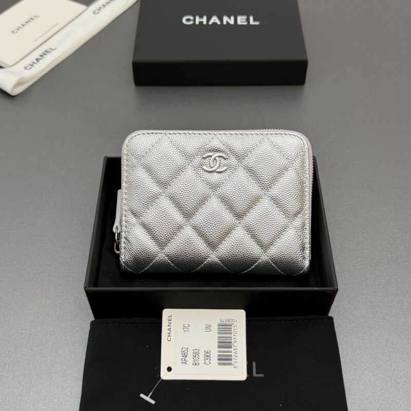 CHANEL 新款係列拉链包短款钱包係列 货号:AP4652 银色细球纹浅金色五金