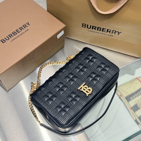 Burberry B家最新精巧别致的绗缝时装秀款「Lola - 萝纳包」型号5981