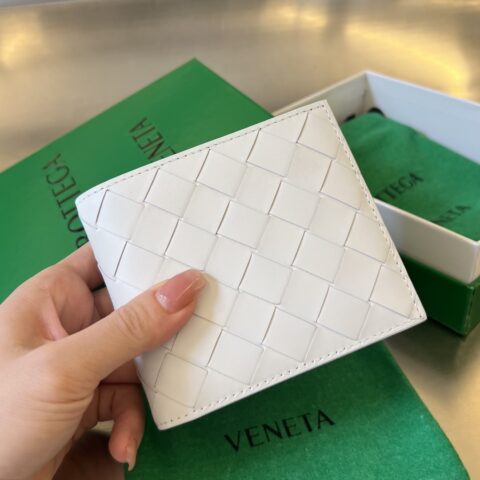 BV 中宽编织短夹 605721白/鹦鹉绿