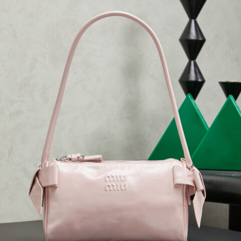 MIUMIU RibbonBag腋下包 型号：5NE029 粉色