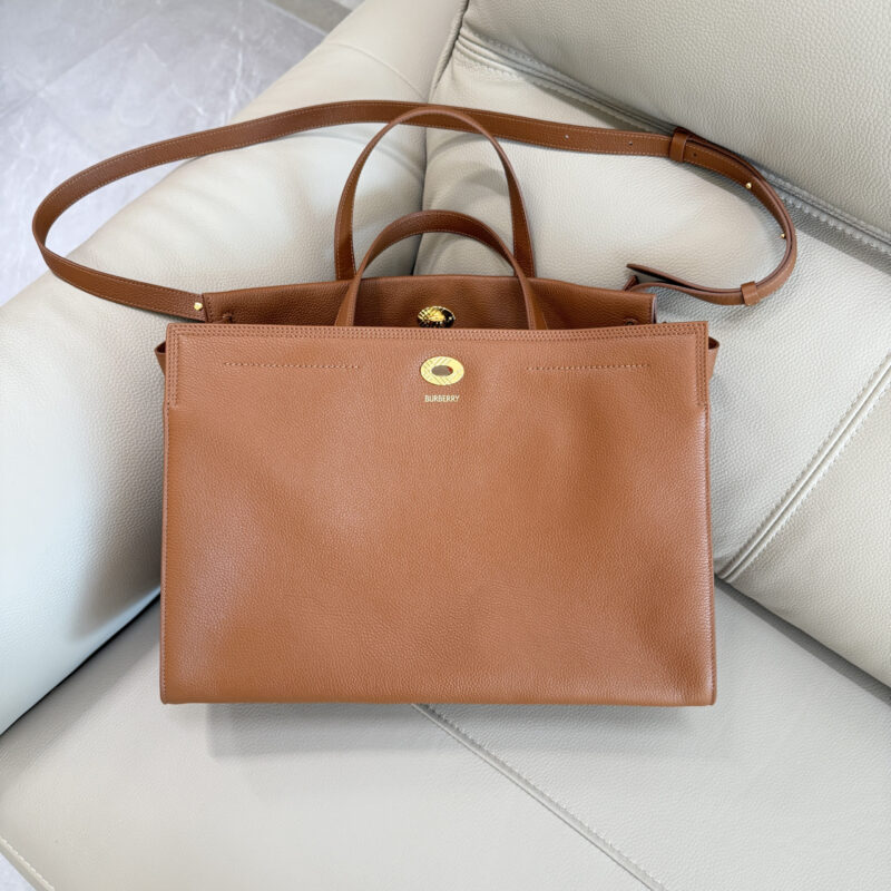 Burberry B家新款托特包 型号3371棕色