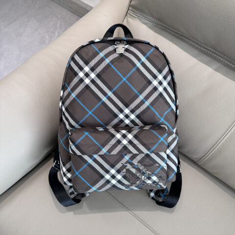Burberry  最新款双肩包 型号3541舒适棕