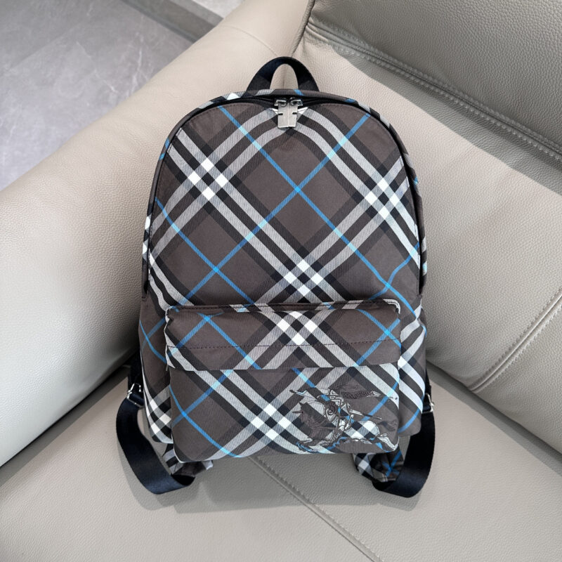 Burberry 最新款双肩包 型号3541舒适棕