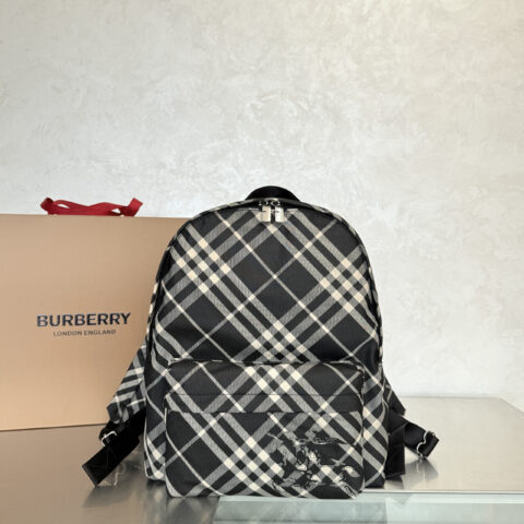 Burberry  最新款双肩包 型号3541