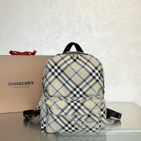 Burberry  最新款双肩包 型号3541