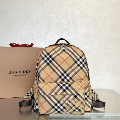 Burberry  最新款双肩包 型号3541