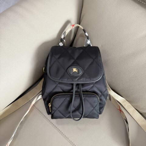 Burberry B家最新Horseshoe 双肩包 型号3941